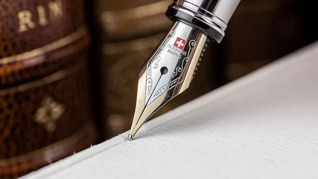 Makroaufnahme von Vertragsdetails mit Schweizer Gesetzestextur im Hintergrund