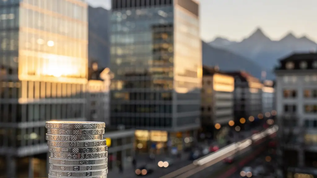 Stabilisierende Wirkung von Schweizer Dividendenaktien in Krisenzeiten, symbolisiert durch einen ausbalancierten Stapel Schweizer Münzen vor der Skyline eines Finanzdistrikts.