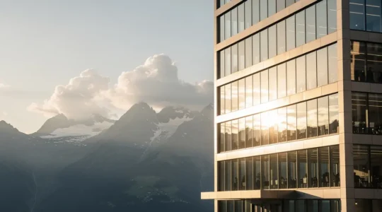 Moderne Schweizer Bankarchitektur mit Bergkulisse und internationalen Geschäftsleuten