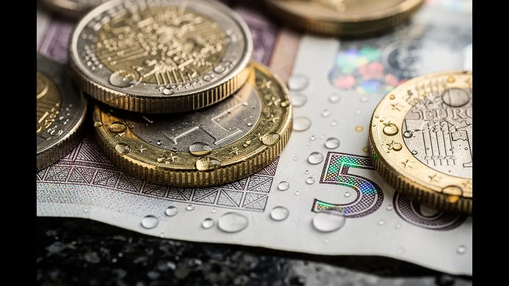 Nahaufnahme von Schweizer Franken Münzen und Noten, die den materiellen Wert und die Notwendigkeit des Schutzes symbolisieren.